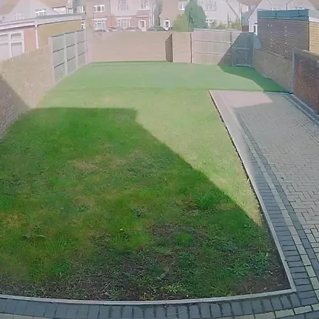 Modern 3 Bedroom House With Garden & Private Parking